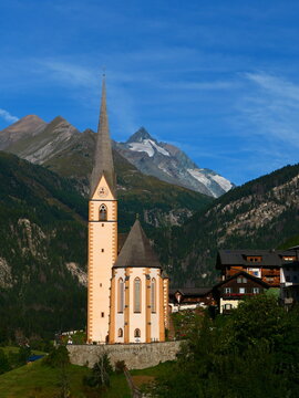 Alpenkirche &uuml;ber dem Tal &ndash; Heiligenblut im Morgenlicht
