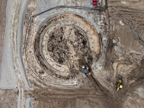 Tiefbauarbeiten f&uuml;r die Errichtung einer Windkraftanlage, Windrad, Tiefbau, Bagger, Planierraupe, Windenergie, Fl&auml;chenverbrauch, Energiewende, Fundament
