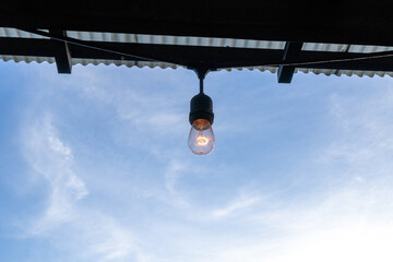 青空に映えるLEDの裸電球 © 仁 藤原
