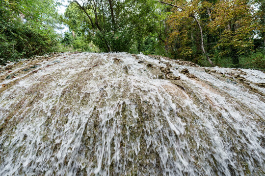 Cascada en el monasterio de piedra de zaragoza