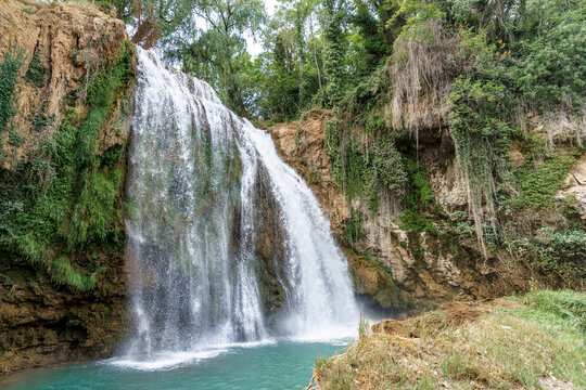 Cascada en el monasterio de piedra de zaragoza