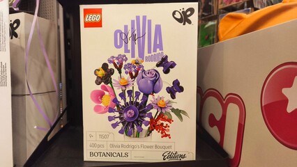 Obraz premium Potsdam, Germany - September 03, 2026: LEGO Olivia Rodrigo's Flower Bouquet set featuring colorful floral designs and branding, displayed on a shelf in a retail environment