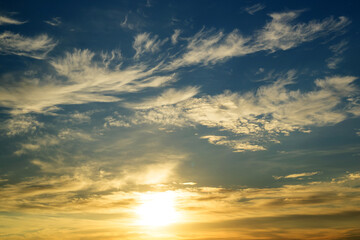Naklejka premium golden sunset with light cirrus clouds over the horizon