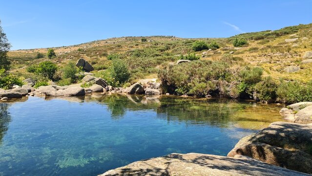 Les eaux cristallines du Tarn dans une vasque du mont Loz&egrave;re, non-loin des sources du Tarn (parc national des C&eacute;vennes)