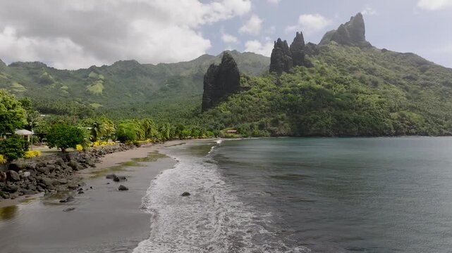 video drone basse altitude de la mythique plage de HATIHEU avec ces c&eacute;l&egrave;bres pitons volcaniques sur l'ile de Nuku hiva dans l'archipel des marquises en polyn&eacute;sie fran&ccedil;aises 