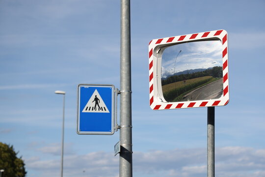 Miroir routier convexe refl&eacute;tant une route rurale