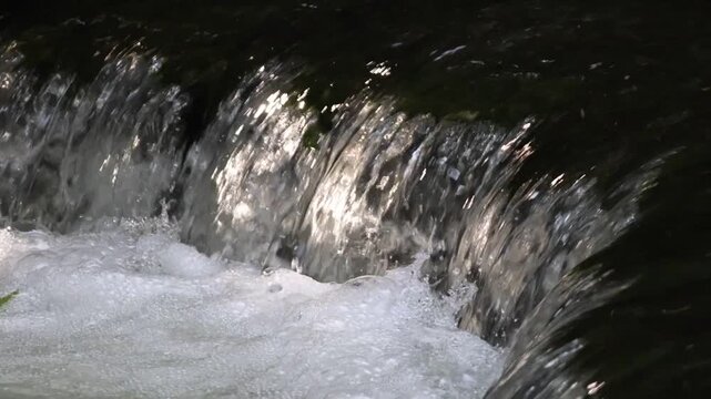 Gros plan sur l&rsquo;eau scintillante d&rsquo;une petite cascade