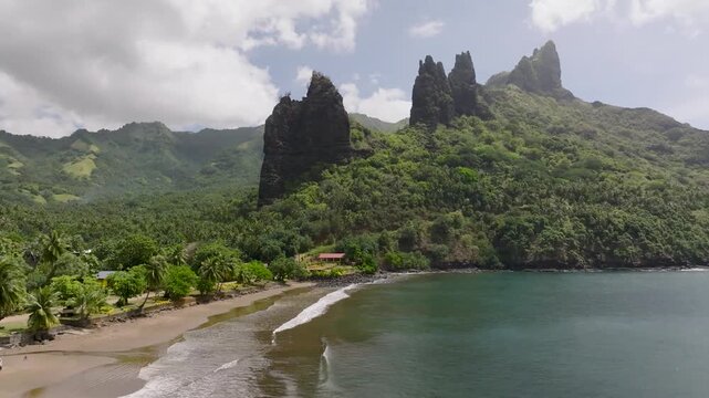 video drone basse altitude de la mythique plage de HATIHEU avec ces c&eacute;l&egrave;bres pitons volcaniques sur l'ile de Nuku hiva dans l'archipel des marquises en polyn&eacute;sie fran&ccedil;aises 