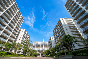 Obraz premium 青空と中庭の集合住宅群の外観