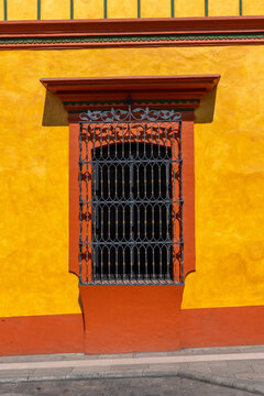 Ventana de casa amarilla en el centro hist&oacute;rico de Oaxaca M&eacute;xico