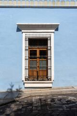 Obraz premium Ventana de casa azul en el centro de Oaxaca México