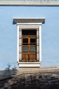 Ventana de casa azul en el centro de Oaxaca M&eacute;xico