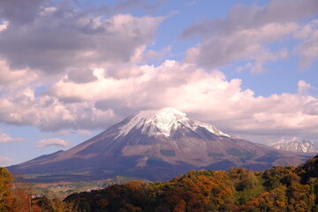 Obraz premium Snow-Capped Mount Daisen Rising above Colorful Autumn Forest in Tottori