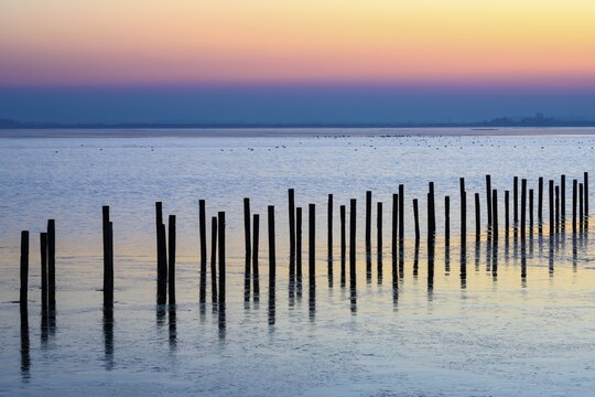 Winter landscape on the shore of Lake D&uuml;mmer, sunset, ice rink, silence, Lembruch, Lower Saxony, Germany