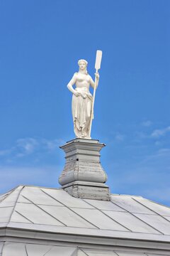 Statue Navigation (Frau mit Paddel) von David Jensen auf dem Dach des Bootshauses in der Festung St. Peter und Paul in St. Petersburg, Russland
