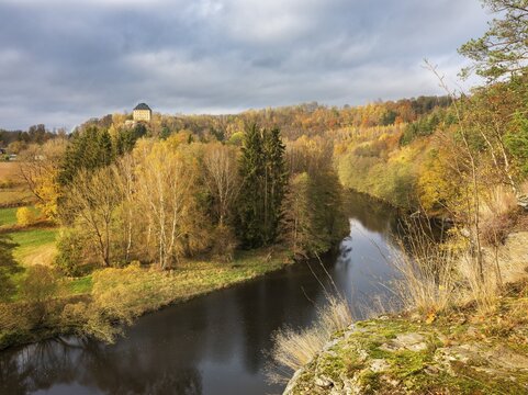 View of the river Saale in the Saale valley near Hirschberg in autumn, Hirschberg Castle in the background, Thuringia, Germany
