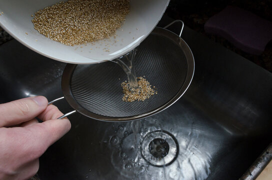Escurrido de quinoa despu&eacute;s del lavado