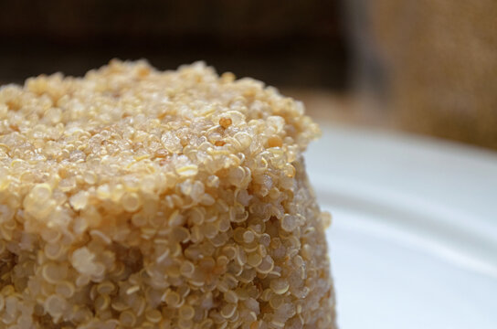 Primer plano de quinoa cocida, suave y esponjosa, lista para comer  