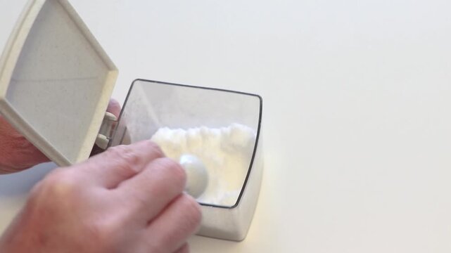 固まった白砂糖をスプーンでほぐす