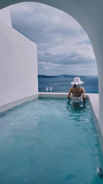 サントリーニ島のプールの風景