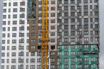 Construction of a modern high-rise building showcasing innovation and urban development in a bustling city © beholdereye