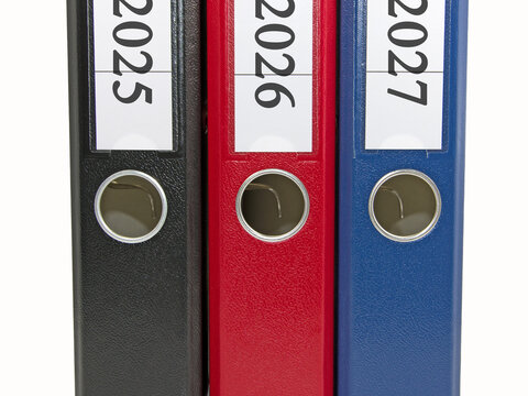 Drei Aktenordner mit den Jahreszahlen 2025, 2026, 2027
