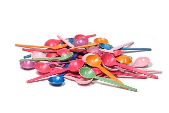 Bunte Eisl&ouml;ffel vor wei&szlig;em Hintergrund