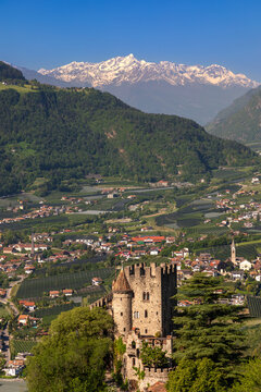 Brunnenburg bei Dorf Tirol vor der Ortlergruppe, S&uuml;dtirol