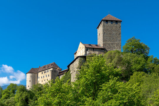 Schloss Tirol auf einem Felsen bei Dorf Tirol, S&uuml;dtirol