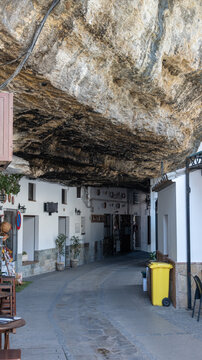 Casas cueva y comercio local debajo de la cornisa de una monta&ntilde;a en Setenil de las Bodegas, ruta pueblos blancos de Espa&ntilde;a