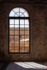 Una grossa finestra in un edificio dell'Arsenale di Venezia © Andrea Vismara