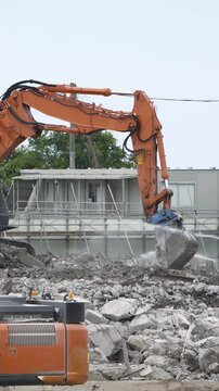 重機が複数台解体工事現場で稼働している【縦動画】
