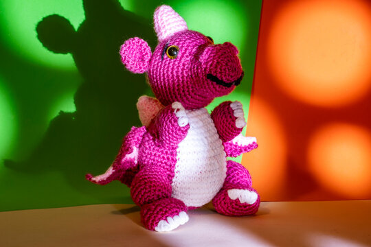 Dragona mu&ntilde;ecos de ganchillo, con fondo verde y naranja 