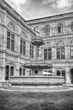 Fountain and Architecture of Vienna State Opera, Austria