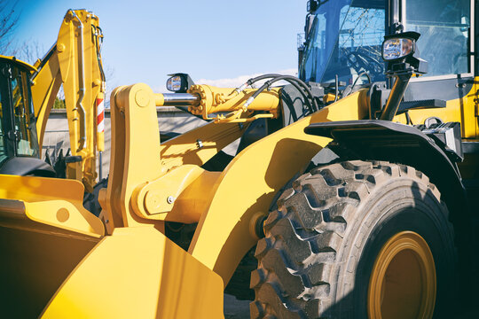 Wheel loader with bucket