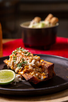 Tu&eacute;tano con elote, queso fresco y cilantro. acompa&ntilde;ado con lim&oacute;n.