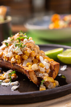 Tu&eacute;tano con elote, queso fresco y cilantro. acompa&ntilde;ado con lim&oacute;n.