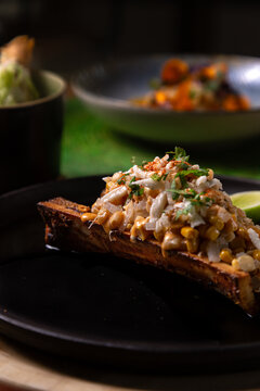 Tu&eacute;tano con elote, queso fresco y cilantro. acompa&ntilde;ado con lim&oacute;n.