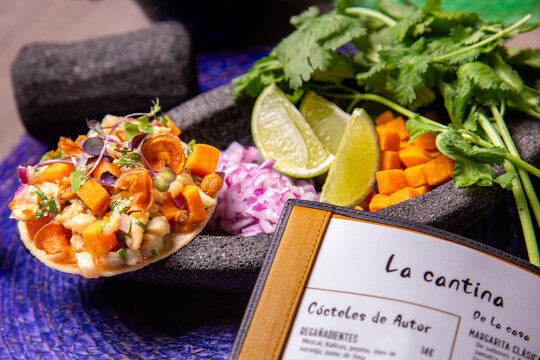 Tostada de ceviche, con tostada de ma&iacute;z y molcajete.