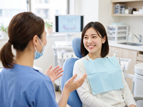 治療方針の説明に笑顔で耳を傾ける歯科患者の女性