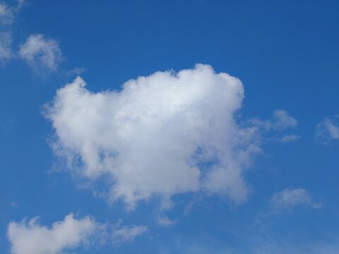 青空に浮かぶ白い雲