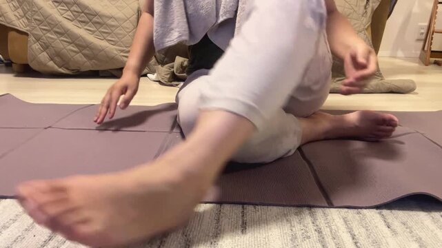 お風呂上がりにストレッチをする女性