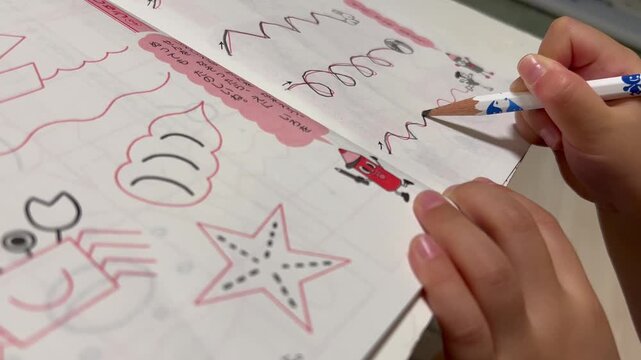 色々な線を書く練習をする幼児