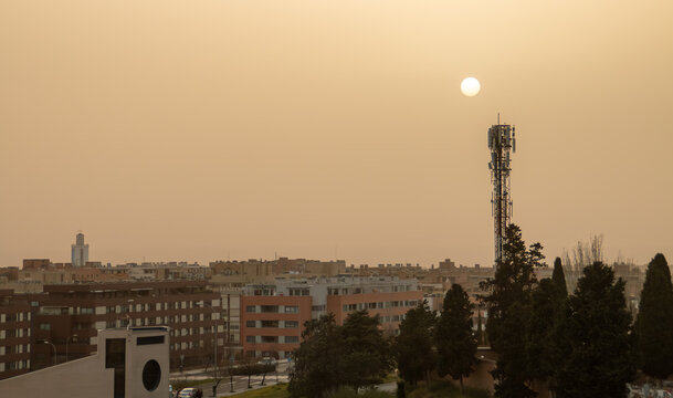 El sol a trav&eacute;s del polvo en suspensi&oacute;n del S&aacute;hara sobre el barrio de Montecarmelo en Madrid. Fen&oacute;meno meteorol&oacute;gico conocido como calima, el polvo del S&aacute;hara alcanza el sur de Europa. 27 Feb 2020.