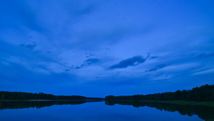 błękitne niebo nad jeziorem niebieska godzina © Mariusz Sowula