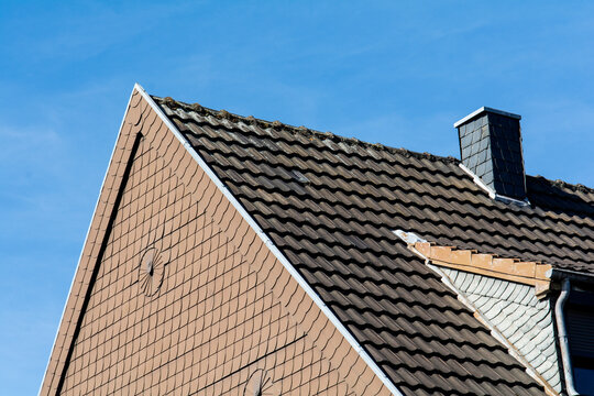 Hausgiebel vor blauem Himmel