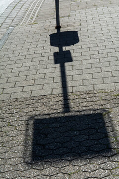 Schatten von einem Stra&szlig;enschild
