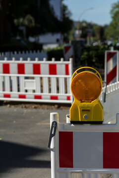 Eine Warnlampe an einer Baustelle