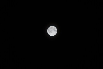 8月の夜空　美しい満月が光る07 © スタジオ　スパロウ