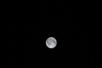 8月の夜空　美しい満月が光る09 © スタジオ　スパロウ